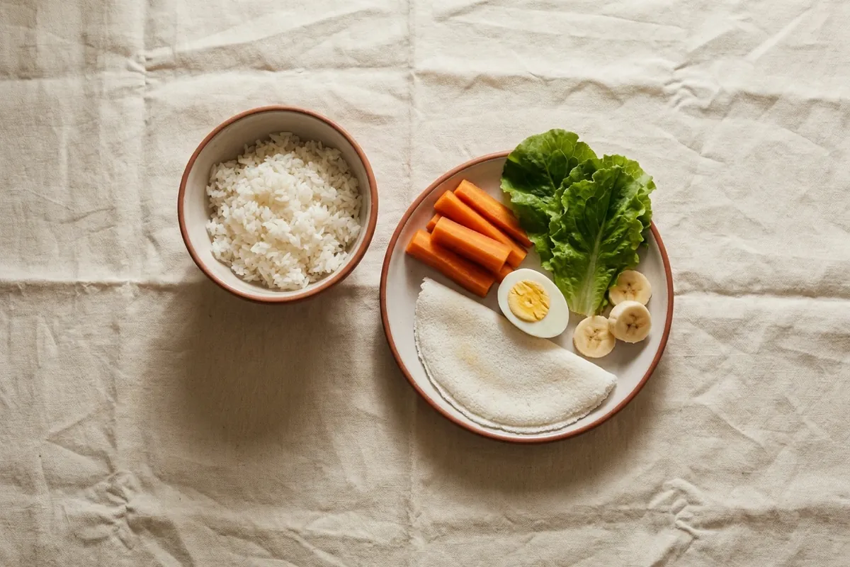 Arroz branco, cenoura cozida, tapioca, ovo cozido, folhas de alface e banana fatiada